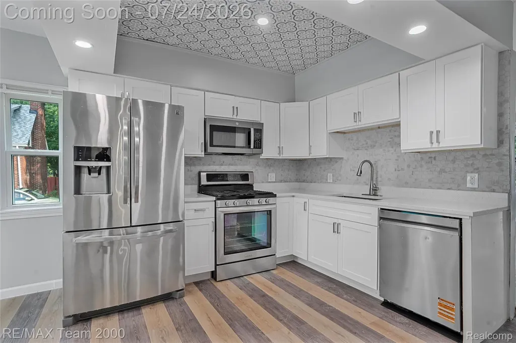 19615 Eastwood Drive Harper Woods City MI 48225