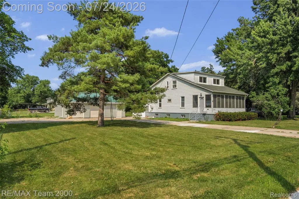 19615 Eastwood Drive Harper Woods City MI 48225