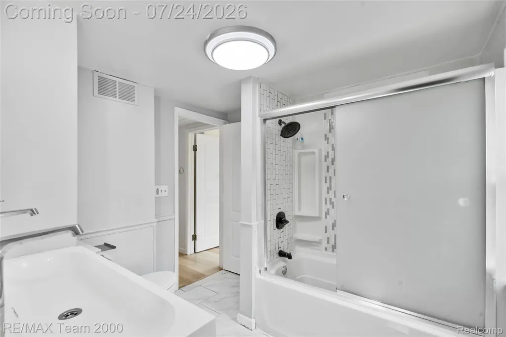 19615 Eastwood Drive Harper Woods City MI 48225