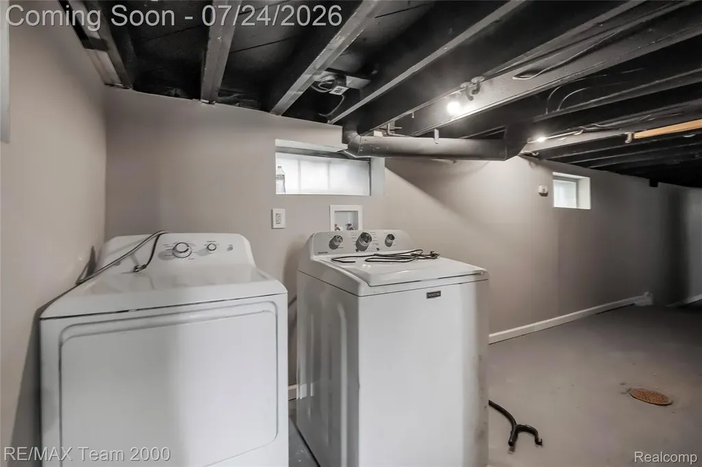 19615 Eastwood Drive Harper Woods City MI 48225