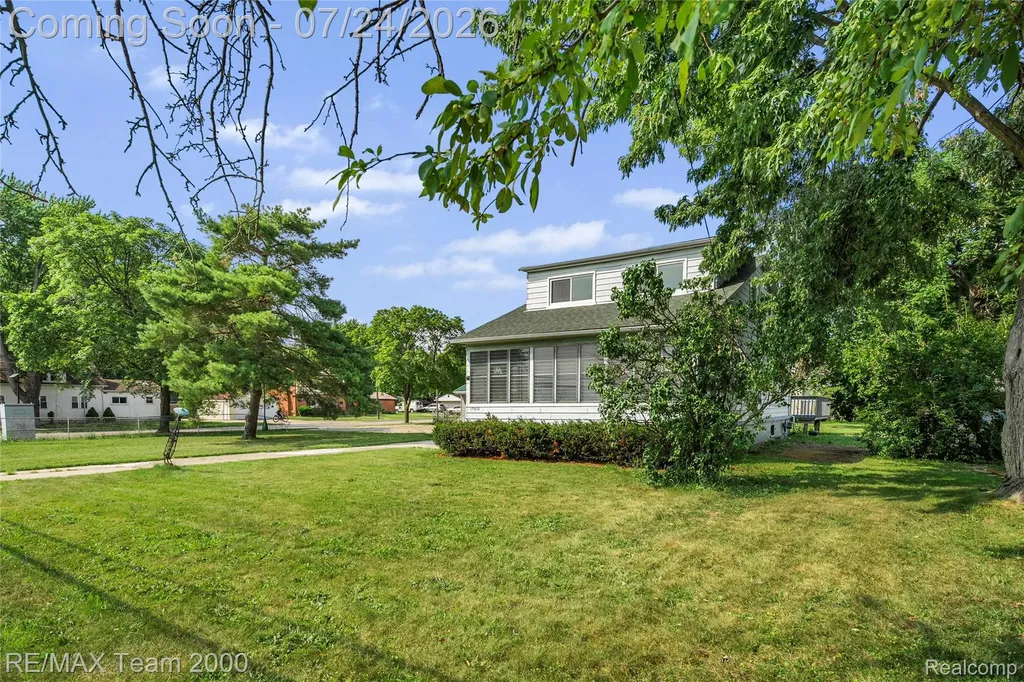19615 Eastwood Drive Harper Woods City MI 48225
