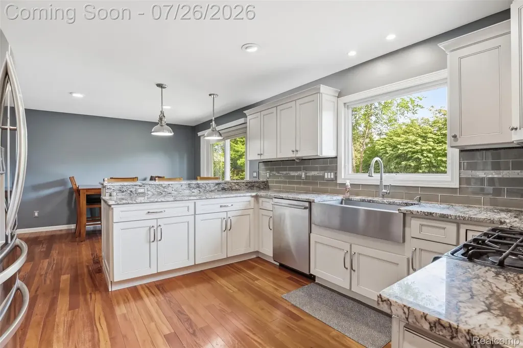 34678 Pembroke Avenue Livonia City MI 48152
