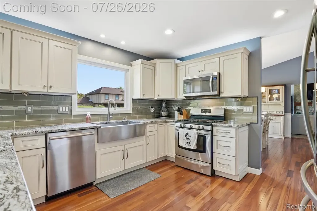 34678 Pembroke Avenue Livonia City MI 48152