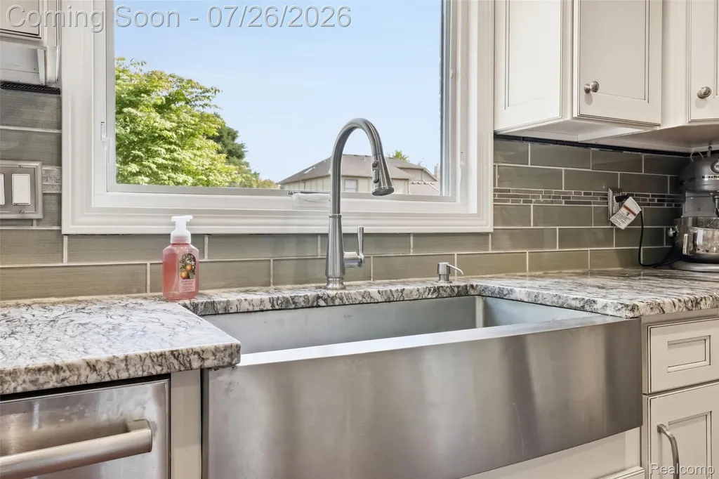 34678 Pembroke Avenue Livonia City MI 48152