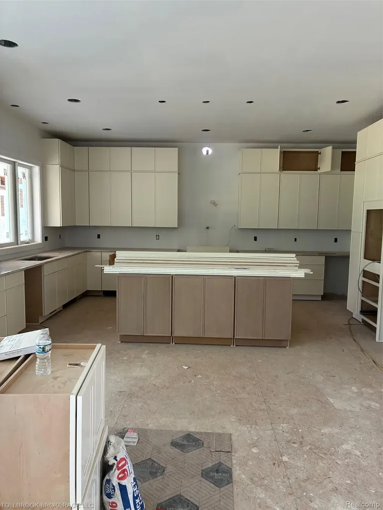 3356 Alpine Troy City MI 48084