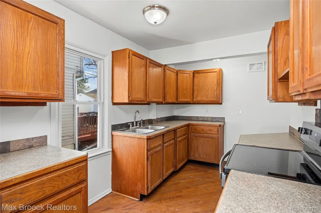 20240 Hollywood Street Harper Woods City MI 48225