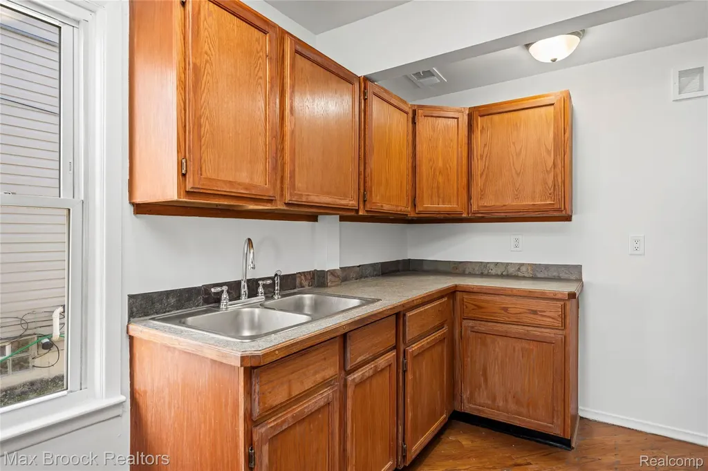 20240 Hollywood Street Harper Woods City MI 48225