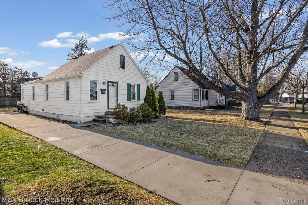 20240 Hollywood Street Harper Woods City MI 48225