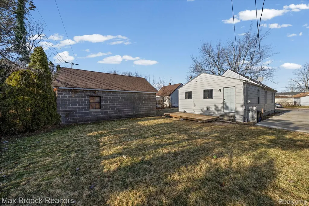 20240 Hollywood Street Harper Woods City MI 48225
