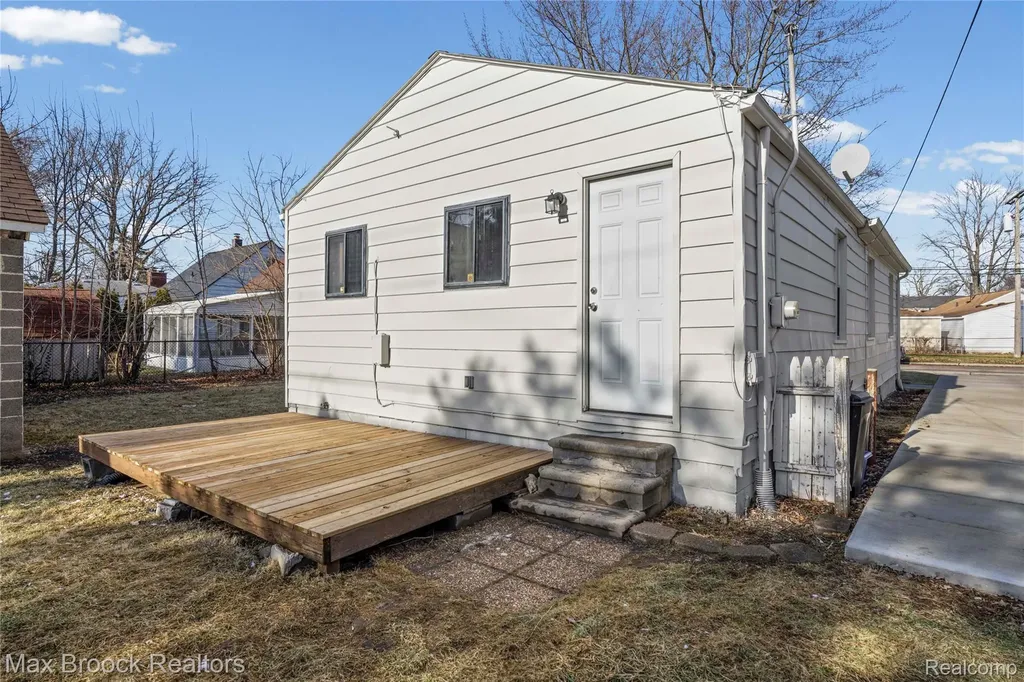 20240 Hollywood Street Harper Woods City MI 48225