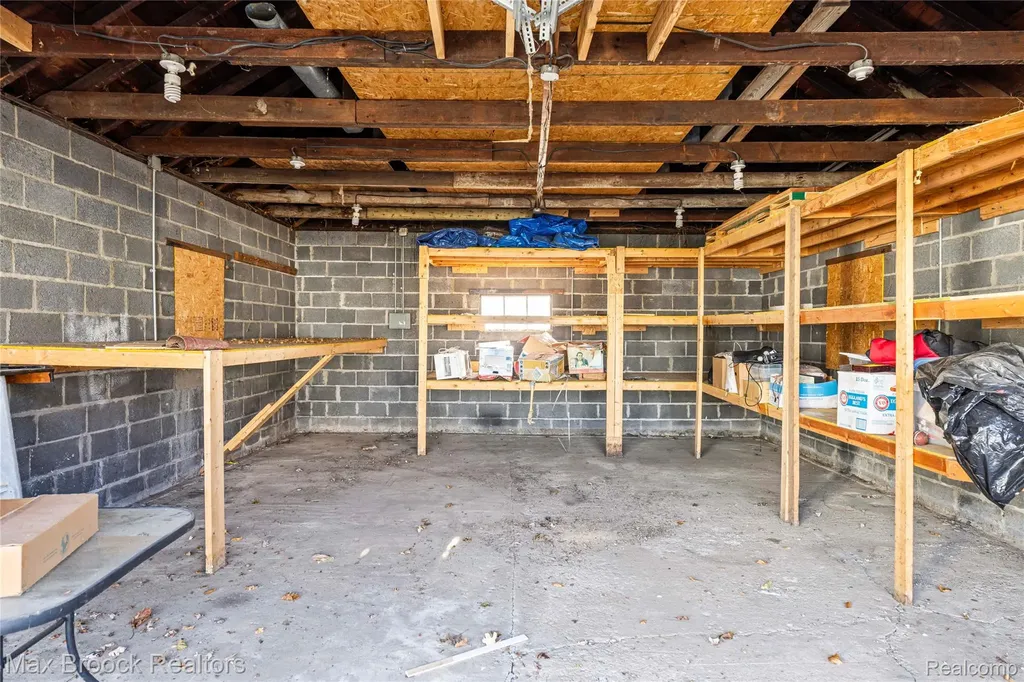 20240 Hollywood Street Harper Woods City MI 48225