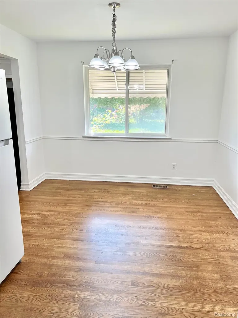 29687 Boewe Drive Warren City MI 48092
