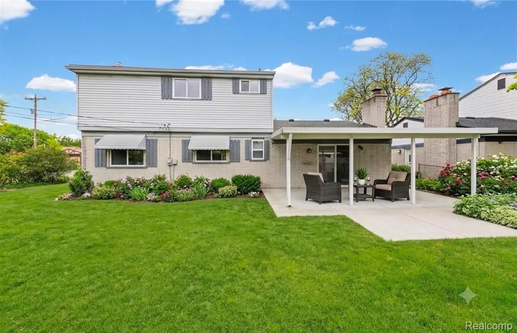 29687 Boewe Drive Warren City MI 48092