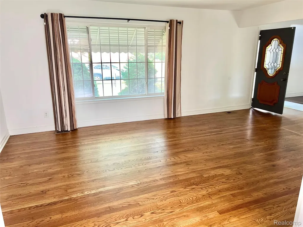 29687 Boewe Drive Warren City MI 48092