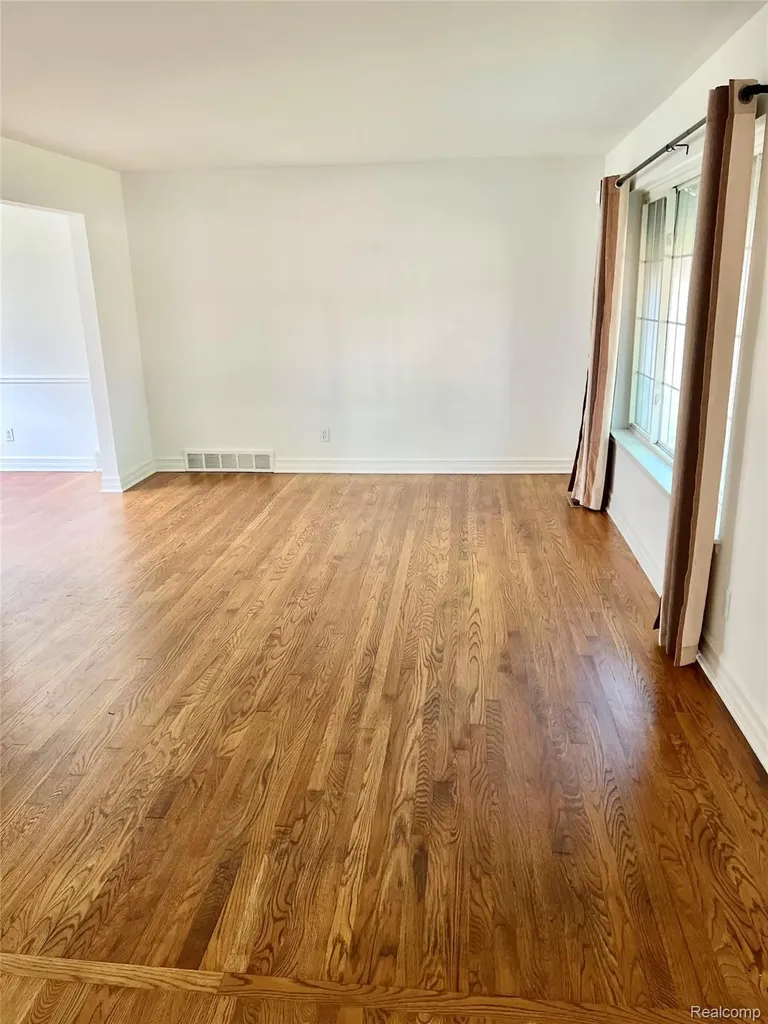 29687 Boewe Drive Warren City MI 48092