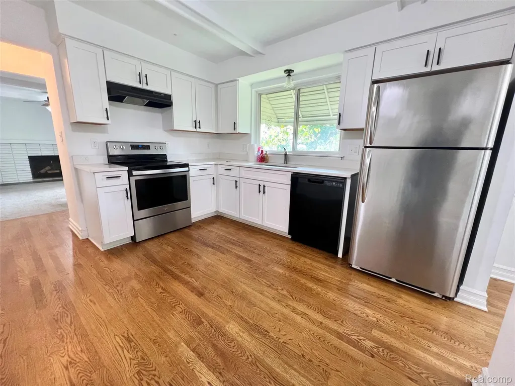 29687 Boewe Drive Warren City MI 48092
