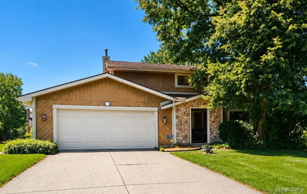 22783 Shadowglen Drive Farmington Hills City MI 48335