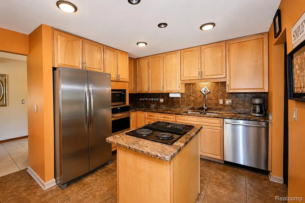 22783 Shadowglen Drive Farmington Hills City MI 48335