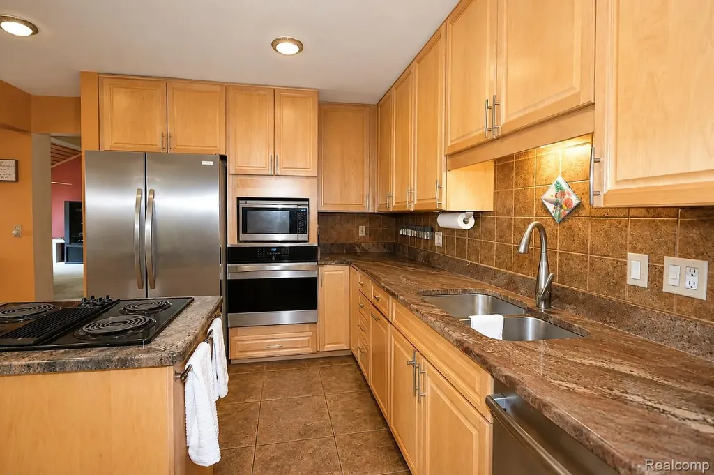 22783 Shadowglen Drive Farmington Hills City MI 48335