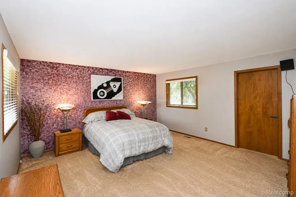 22783 Shadowglen Drive Farmington Hills City MI 48335