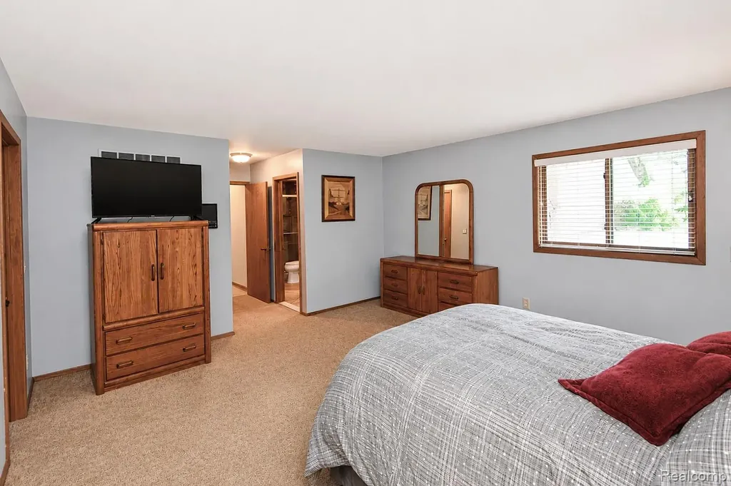 22783 Shadowglen Drive Farmington Hills City MI 48335