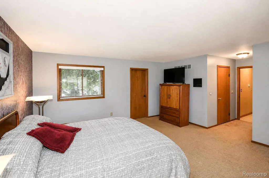 22783 Shadowglen Drive Farmington Hills City MI 48335
