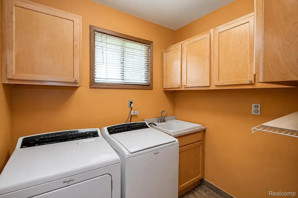 22783 Shadowglen Drive Farmington Hills City MI 48335