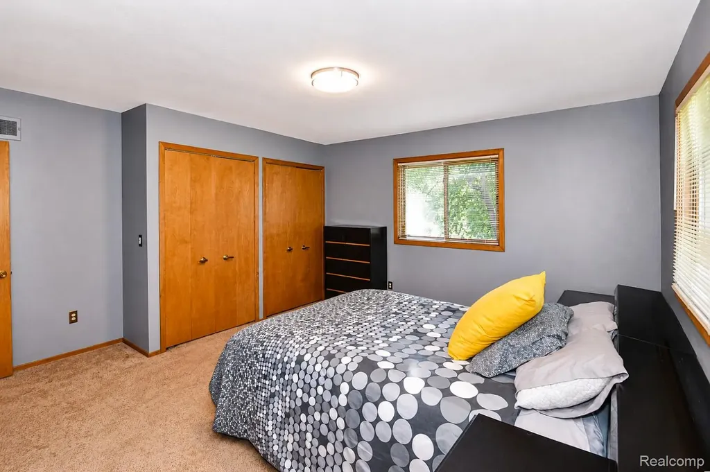 22783 Shadowglen Drive Farmington Hills City MI 48335