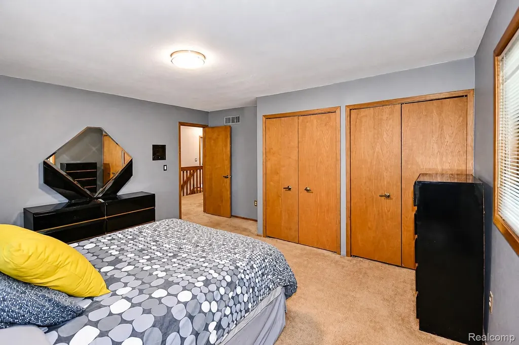 22783 Shadowglen Drive Farmington Hills City MI 48335