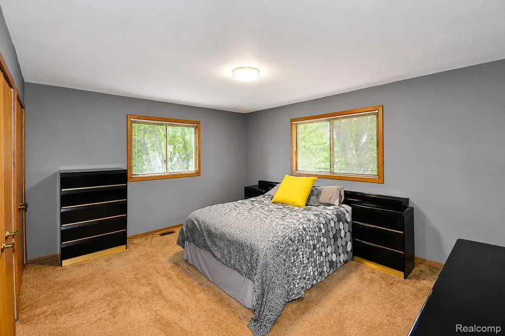 22783 Shadowglen Drive Farmington Hills City MI 48335