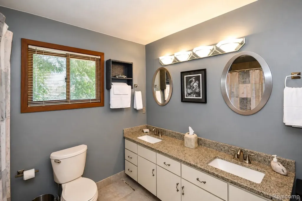 22783 Shadowglen Drive Farmington Hills City MI 48335
