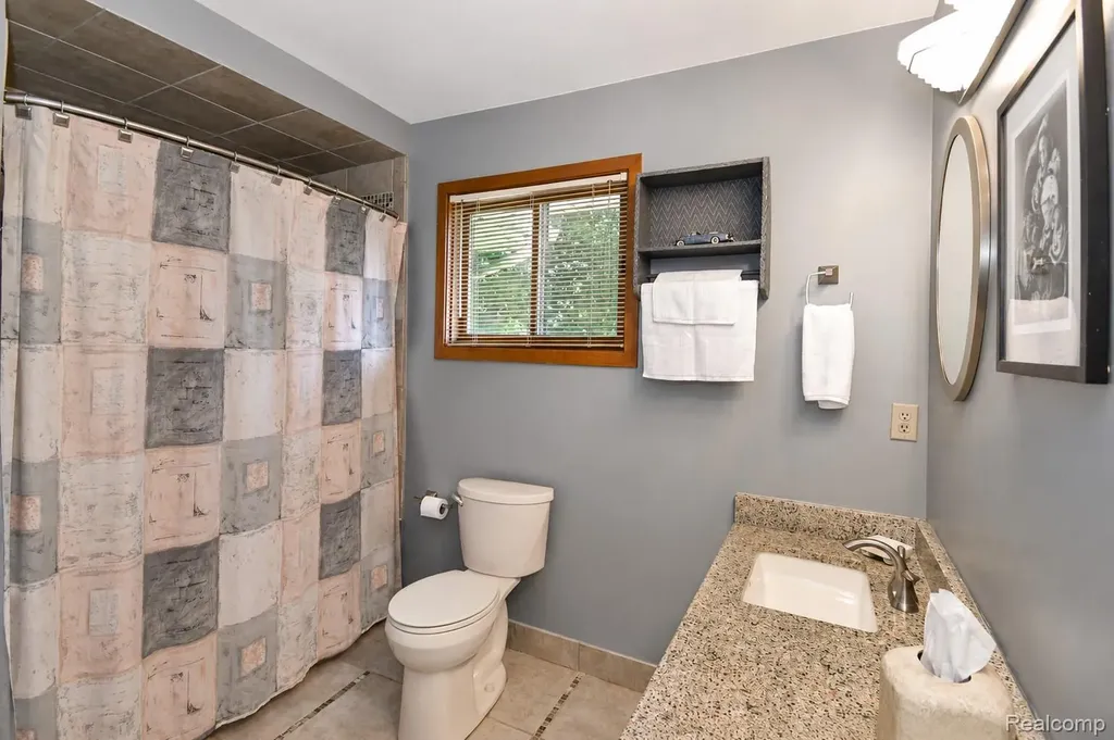 22783 Shadowglen Drive Farmington Hills City MI 48335