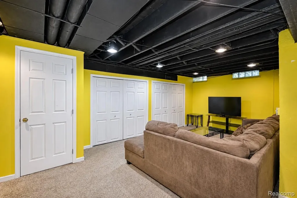 22783 Shadowglen Drive Farmington Hills City MI 48335