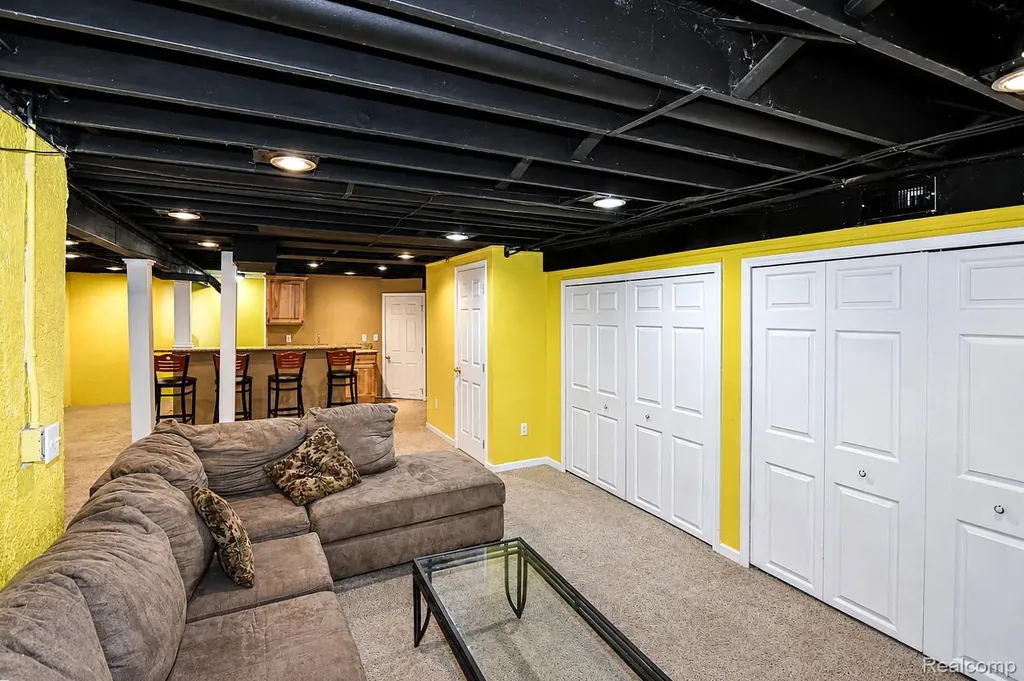 22783 Shadowglen Drive Farmington Hills City MI 48335
