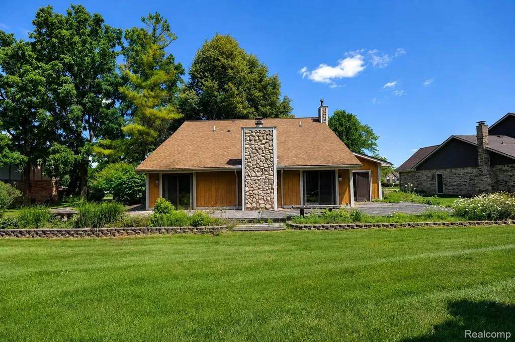 22783 Shadowglen Drive Farmington Hills City MI 48335