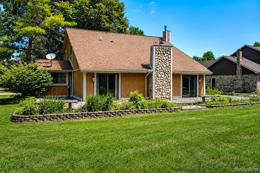 22783 Shadowglen Drive Farmington Hills City MI 48335
