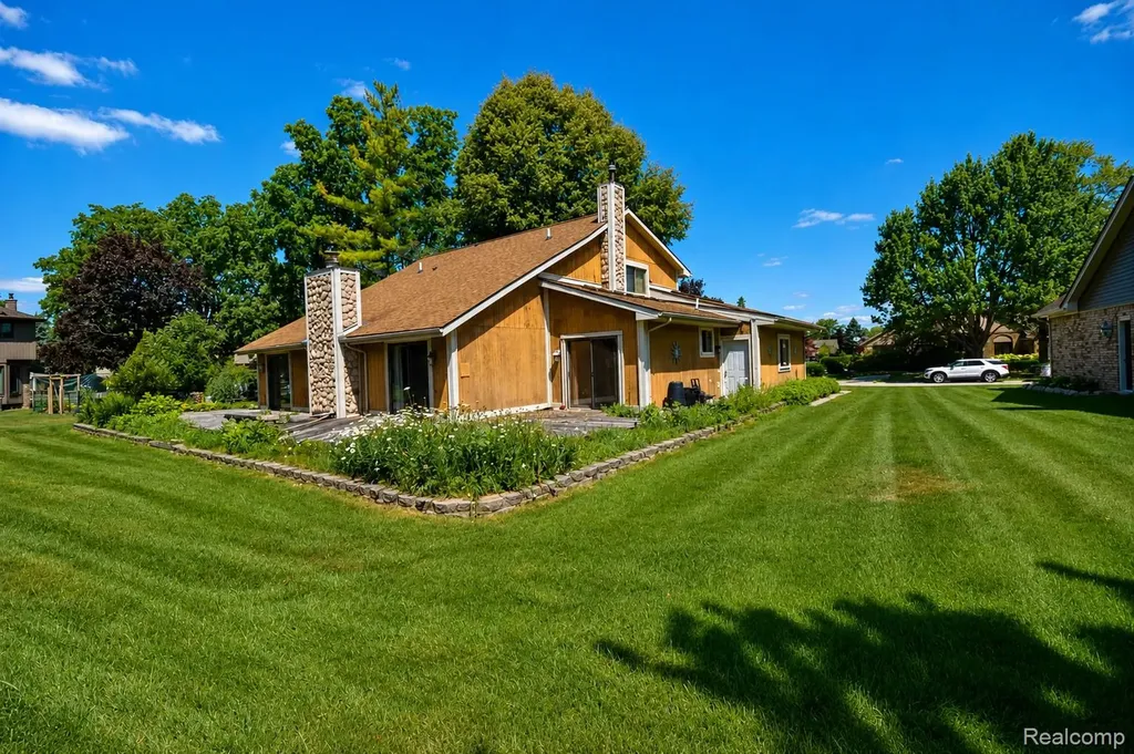 22783 Shadowglen Drive Farmington Hills City MI 48335