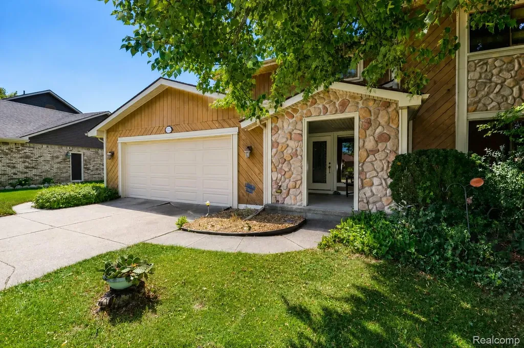 22783 Shadowglen Drive Farmington Hills City MI 48335