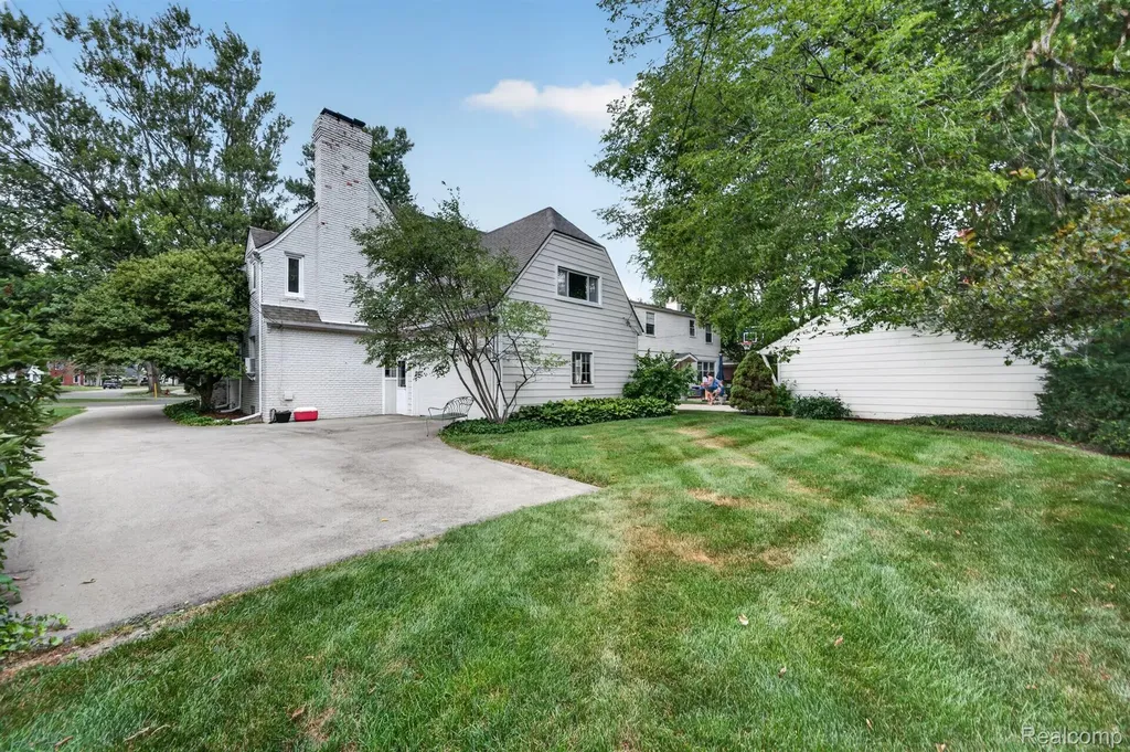 31710 Glencoe Drive Beverly Hills Village MI 48025