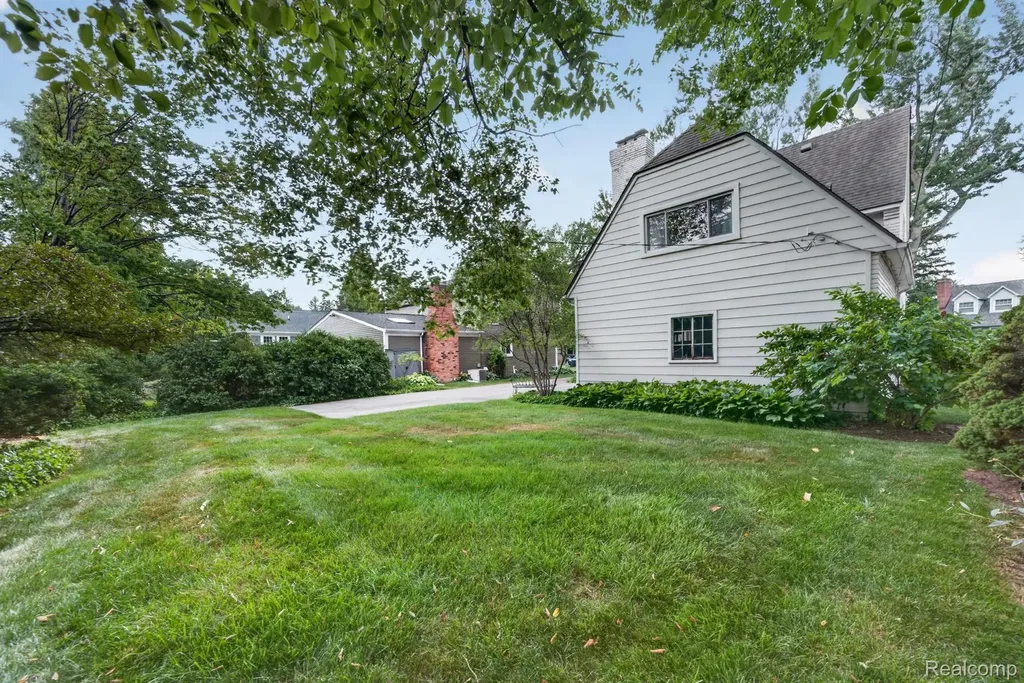 31710 Glencoe Drive Beverly Hills Village MI 48025