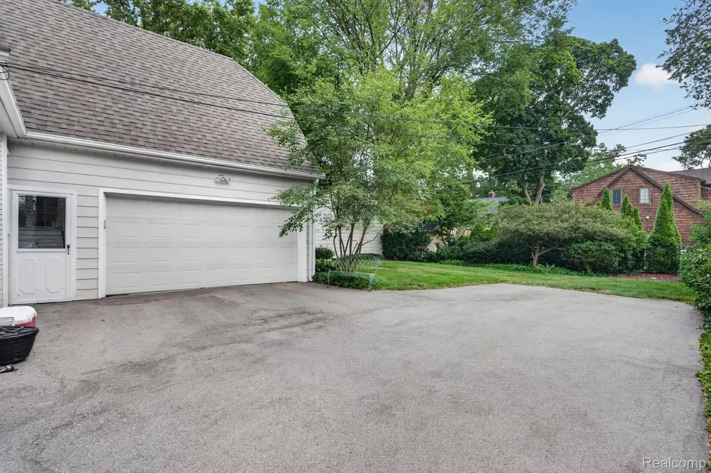 31710 Glencoe Drive Beverly Hills Village MI 48025