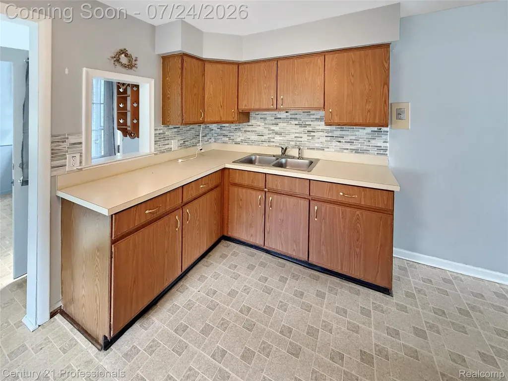 18424 Glenmore Redford Charter Township MI 48240
