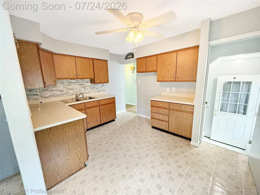 18424 Glenmore Redford Charter Township MI 48240