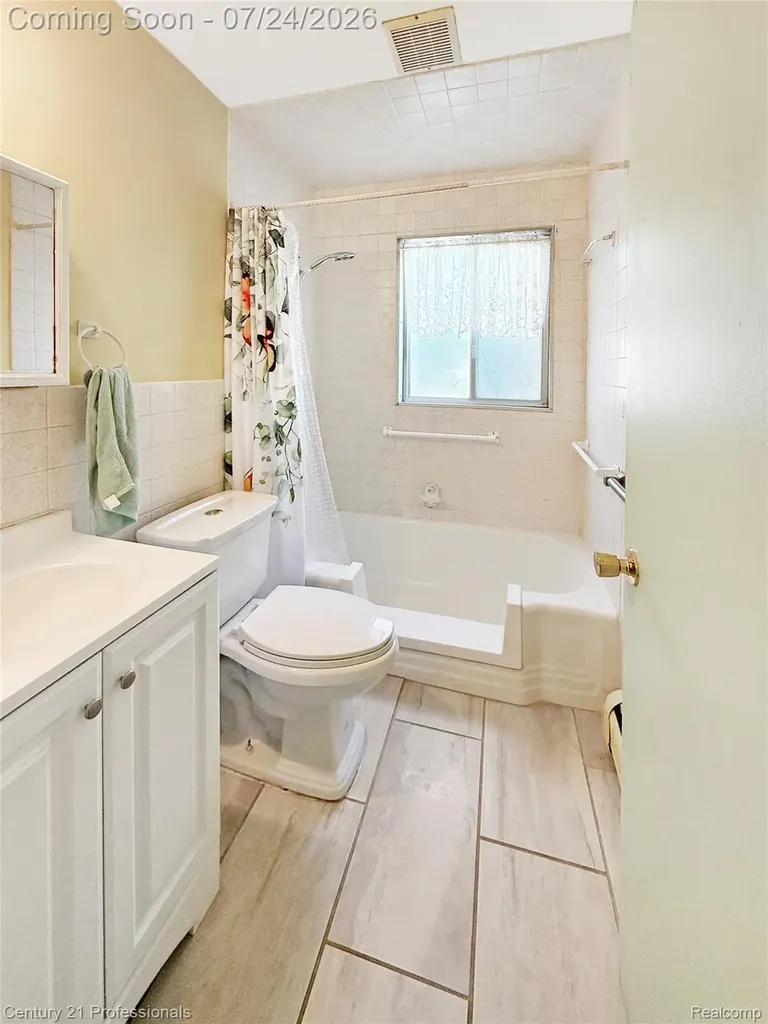 18424 Glenmore Redford Charter Township MI 48240