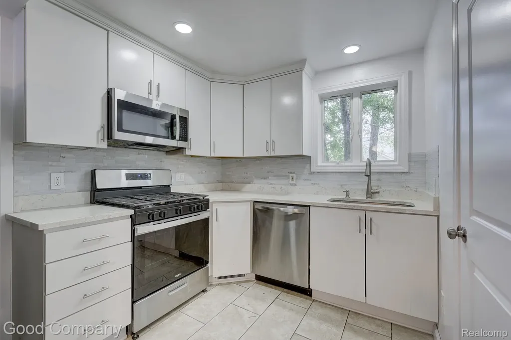 335 W Lincoln Avenue Madison Heights City MI 48071