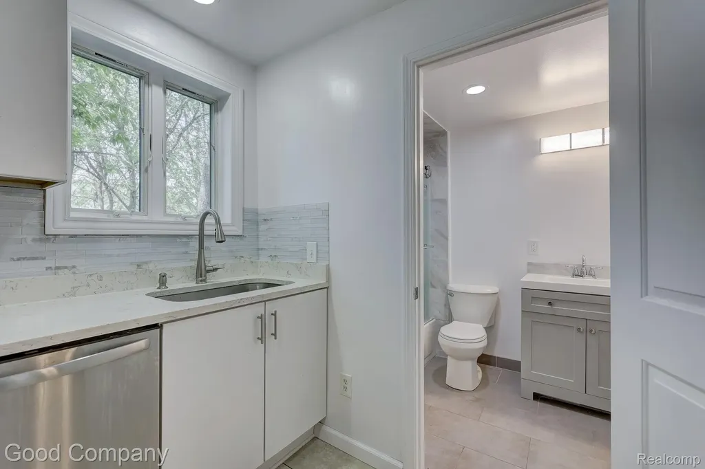 335 W Lincoln Avenue Madison Heights City MI 48071