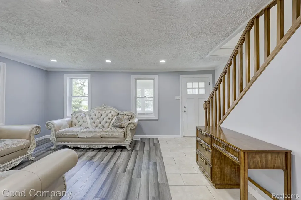 335 W Lincoln Avenue Madison Heights City MI 48071