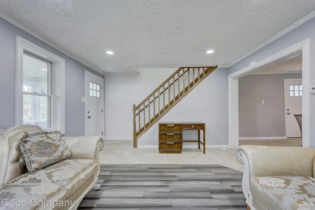 335 W Lincoln Avenue Madison Heights City MI 48071
