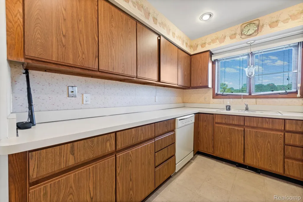35190 Hillside Drive Farmington Hills City MI 48335