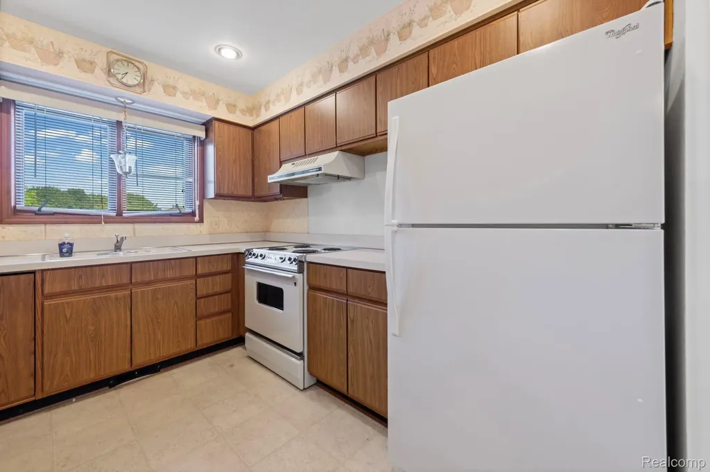 35190 Hillside Drive Farmington Hills City MI 48335